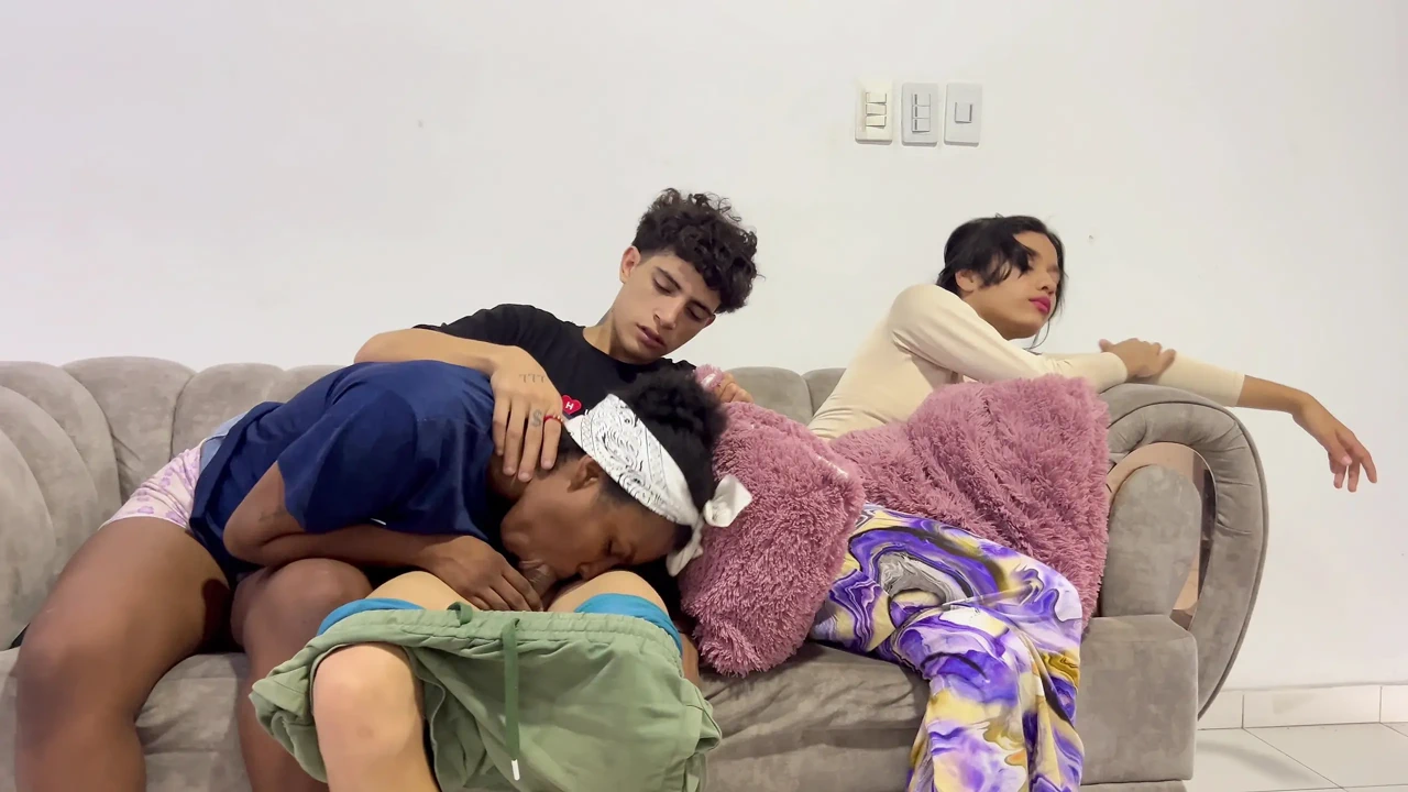 我女朋友的戴绿帽子没有意识到我偷偷偷地把我的奶油倒进去。