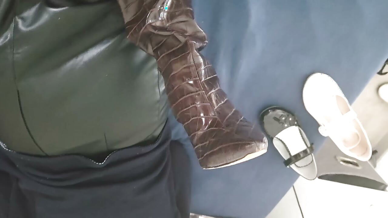 Sie erwischte mich dabei, wie ich ihre burgunderfarbenen Stiefel, Größe 36, polierte