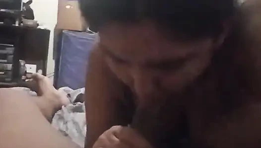 Tetanggaku lagi asik nyepong kontol
