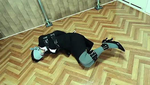 Целевую офисную женщину связали скотчем