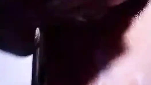 Sütümü vücudumda yalıyorum