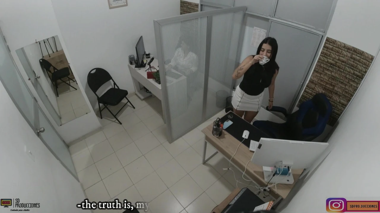 To take away the stress I give my coworker a few good kisses on her big pussy - Porn in Spanish