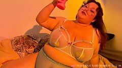 Vends-ta-culotte-sexy mujer con curvas juega con sus tetas gigantes y saliva-fetiche