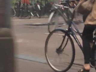 Девушка с канавой на велосипеде