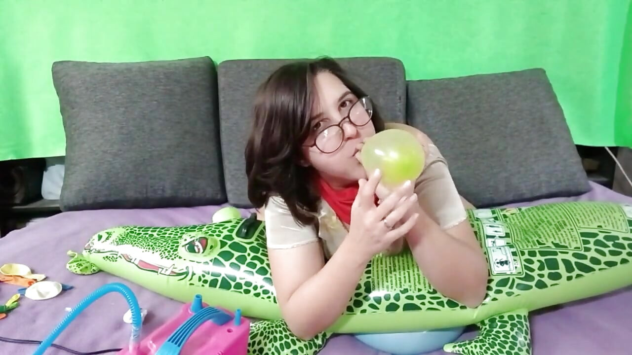 充氣鱷魚上的爆氣球 - 兔子盧納低解析度