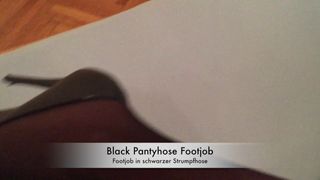 Footjob in zwarte panty