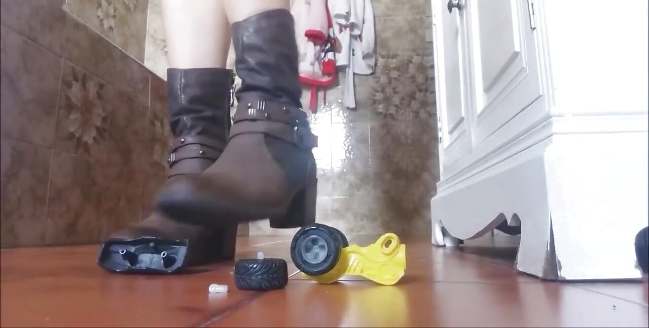 A Gorgeous but Sadistic Giantess.. Machines Have No Hope of Being Saved