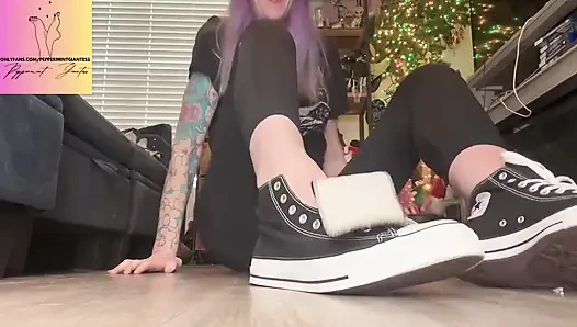67 Giantess Crams Size 16 Feet in Size 14 Converse