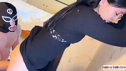 Tim ganda dan dihukum oleh dua orang asing. Crot di dalam banget, nggak ada ampun!