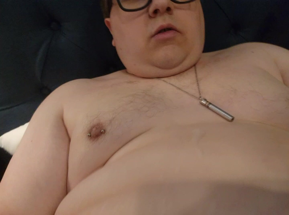 Un gros nichon bien monté se branle avec une énorme éjac