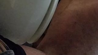 Un papa pulpeux joue avec sa bite brune