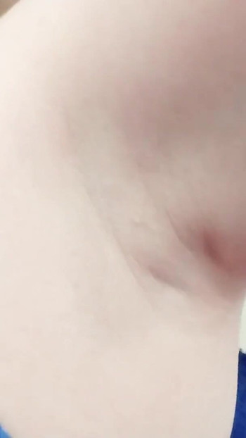 「女性支配FEMDOM視点のハメ撮り動画ARMPITSフェチ:汗だくの脇の下を崇拝するアリア・グランダー」からの迫力ある瞬間