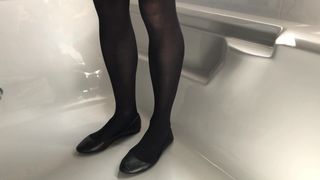 Siyah çoraplarımı (kuru) bir küvette modelleme