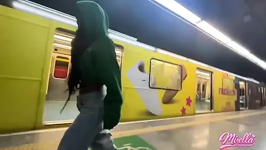 Ses işaretini görmeye dayanamıyor ve beni São Paulo metrosunun içine çekti