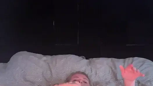 Смотри, как мастурбирует и кончает для тебя