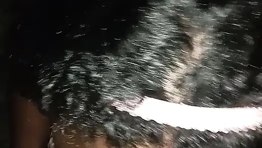 Auf der dunklen straße bieten sich die besten Gelegenheiten zum vergnügen