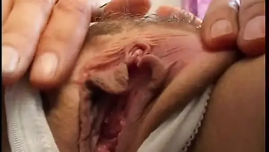 Brünette brünette schlampe mit runder hintern bekommt ihre haarige muschi in pov gefingert