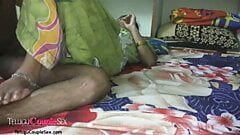 Indická vesnická telugu bhabhi v nighty kouření, lízání kundičky a žhavý sex