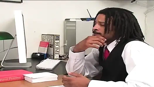 Büyük siyah yarak sarışın pirsingli sürtüğü mahvediyor