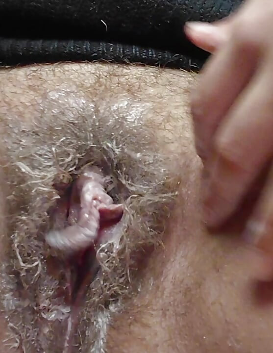 Coño peludo y gordito montando un dildo y recibiendo un creampie enorme
