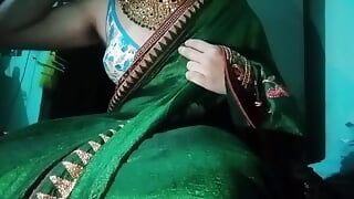 印度同性恋变装者gaurisissy如此用力地按压他的胸部，并穿着绿色纱丽享受