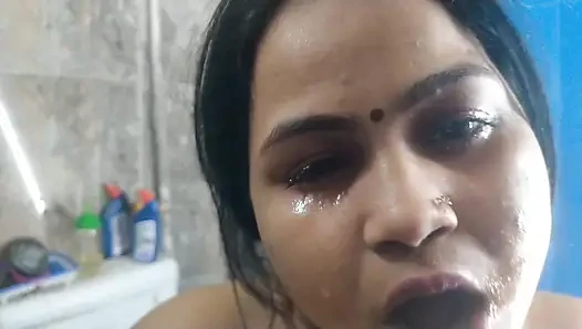 Om tiri ngasih kejutan sama keponakan tirinya di kamar mandi - sepong kontol beruap & ngentot habis-habisan