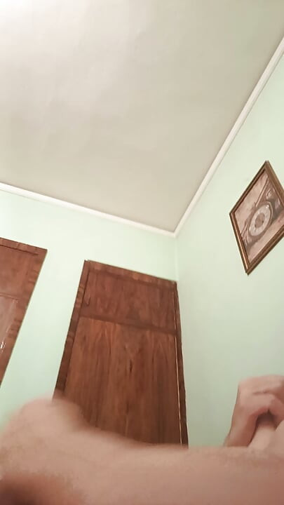 Membelai dan menyentuh putingku.