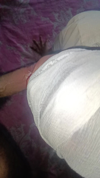 Pados bali bhabhi me apne ghar par bulakar mere lund ki apne munh se massage Kari aur mera virya apne face par lagake apni chut main dalla m