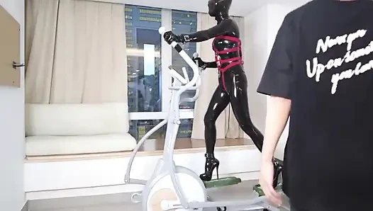 Mz27 - ein in Latex gefesseltes mädchen geht auf einem laufband