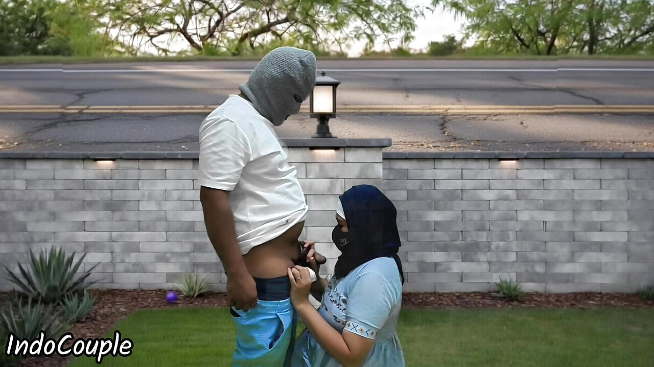 Istri muslim berhijab yang tukang selingkuh pamer memek di depan umum dan nyepong kontol orang asing demi uang viral di jakarta