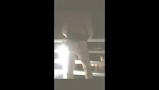 Swemature, Jamaika hedonizm'de, döl sürtüğü dans ediyor, yarak emiyor, sikişiyor, döl yutuyor