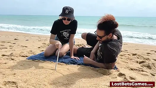 Dieses Strip Tic Tac Toe-Spiel kombiniert Kreativität mit Verführung