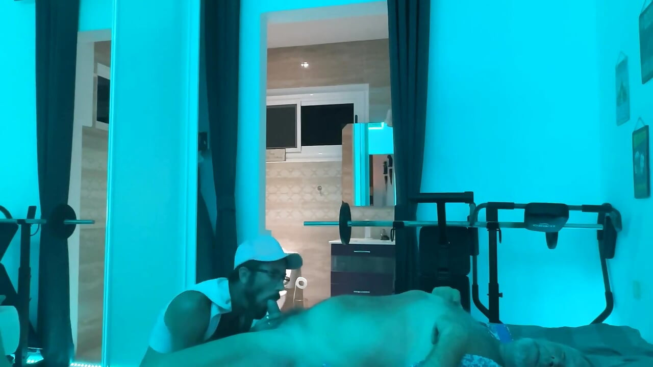 Üvey babam ve ben güzel seks yapıyoruz.