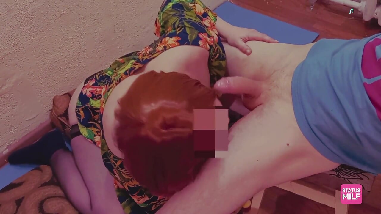 Наївна мама смакує пасинки в задній кімнаті