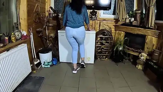 Верблюжья лапка милфа тверкает в джинсах, делает минет со спермой повсюду на моей пухлой куртке 334