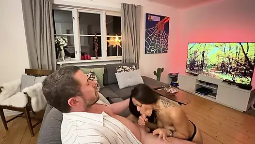 Heiße milf hat eine schöne und gemütliche zeit auf dem sofa