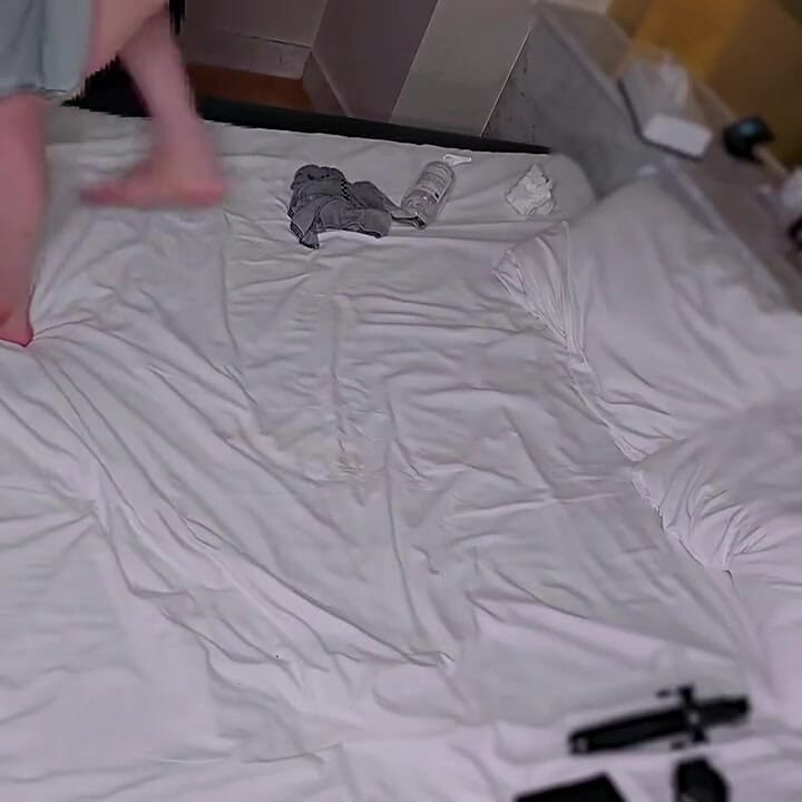 충성스러운 새로운 신부가 불법적인 욕망아래 열심히 열리고 떨면서 두 번째 밤 더위