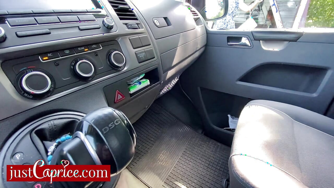 O străină girthy poartă un prezervativ pentru a mă fute după ce mă ia de autostop - Little Caprice POV