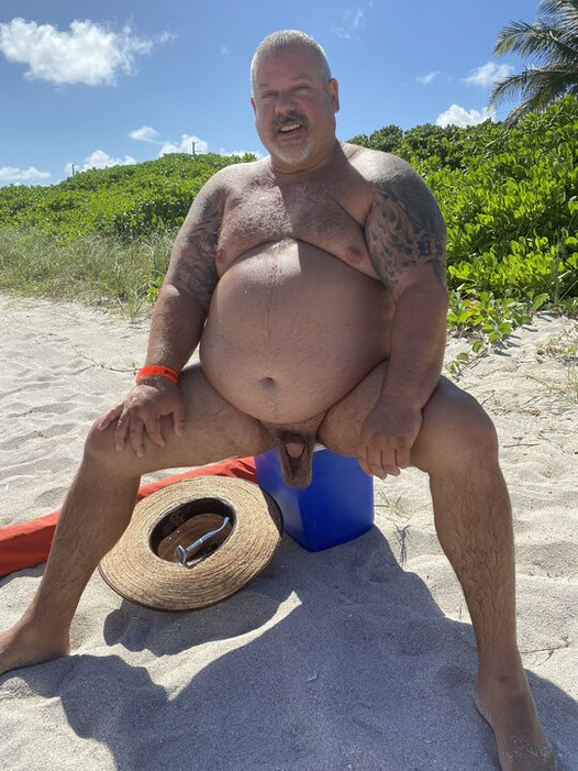 Viejo abuelo chub daddy bear nude beach