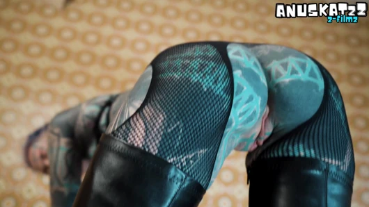 Татуированная шлюшка импалит себя на массивный черный дилдо - бедра, высокие каблуки и анальная скачка