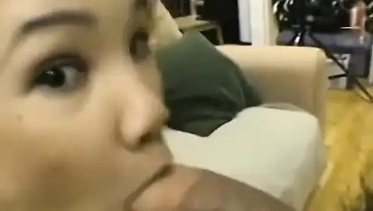 Kitty ilk gerçek büyük yarağını emiyor