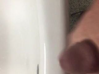 Masturbando-se em um banheiro público
