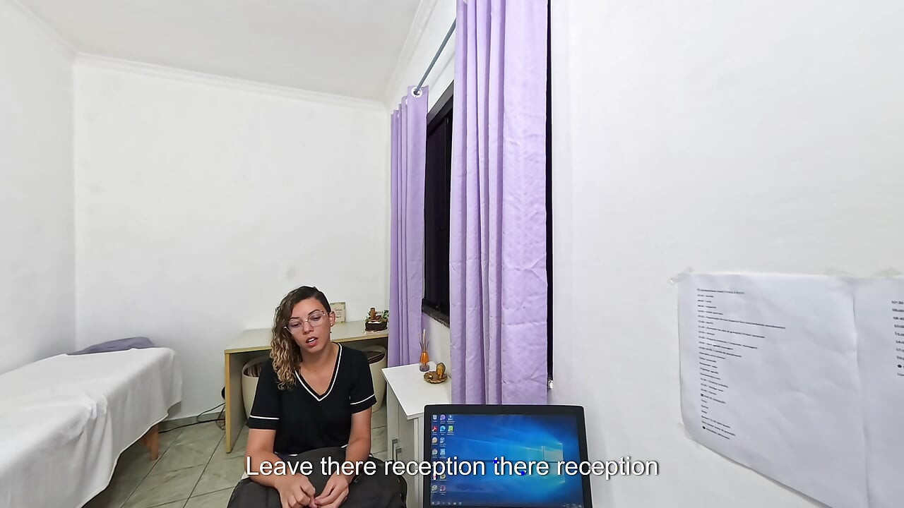 Ο μαθητής πηγαίνει στο γιατρό και της κάνει κοιλιακή εξέταση. POV