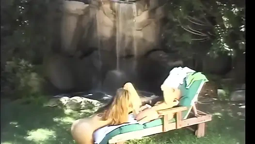 Ateşli sürtükler dildo ve takma yarakla çifte penetrasyondan hoşlanıyor