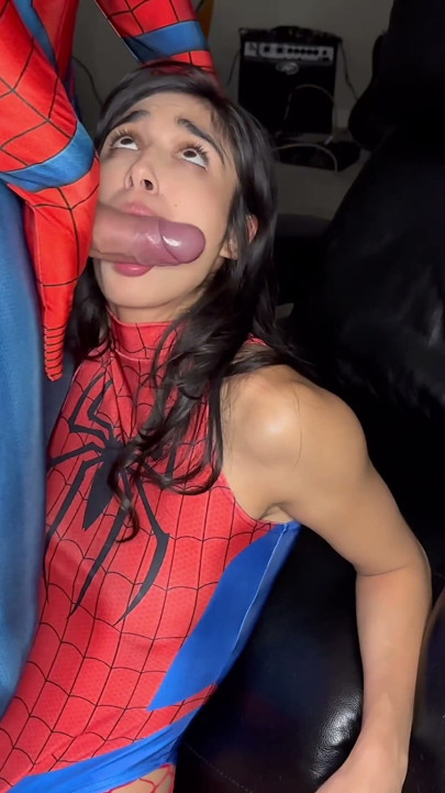 Spider-man o fute tare pe fata păianjen și îi filmează pânza peste fața ei