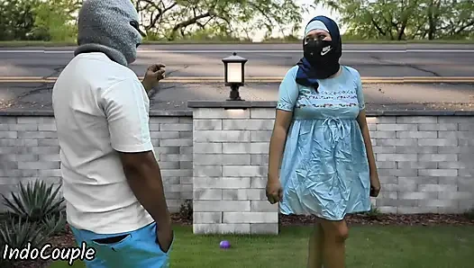 Istri muslim berhijab yang tukang selingkuh pamer memek di depan umum dan nyepong kontol orang asing demi uang viral di jakarta