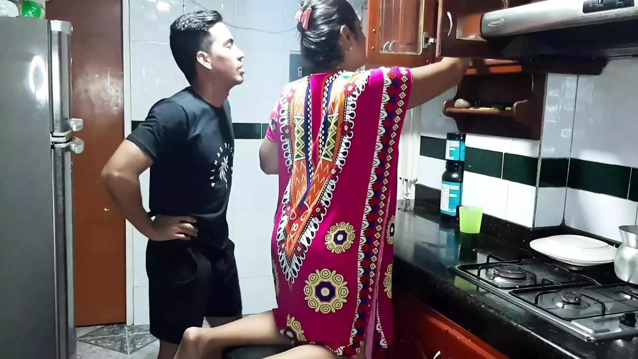 在厨房尝试我继母的美味阴户。完整视频