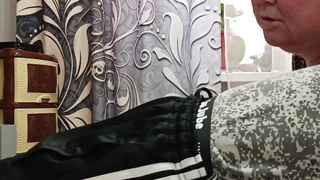 Stiefmutter lutscht schwanz, um einen schluck sperma zu bekommen