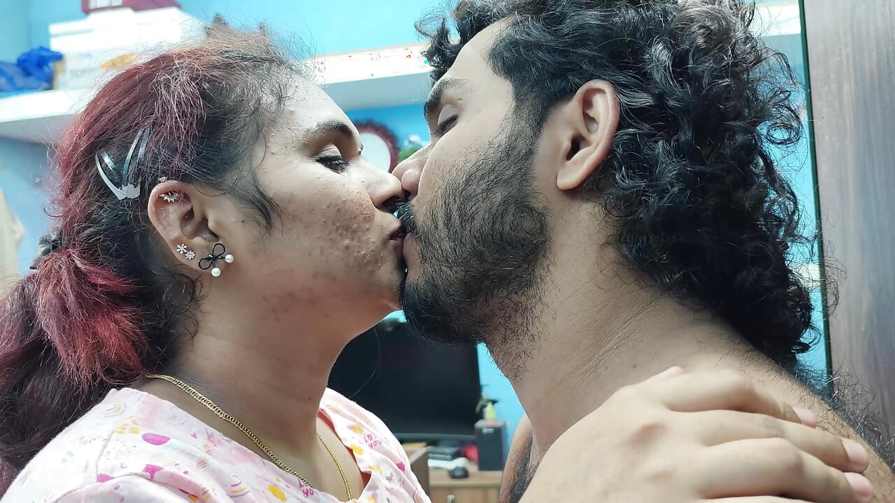 Hot ζευγάρι Lip Lock με γλείψιμο στον αφαλό και πρέσα βυζιών