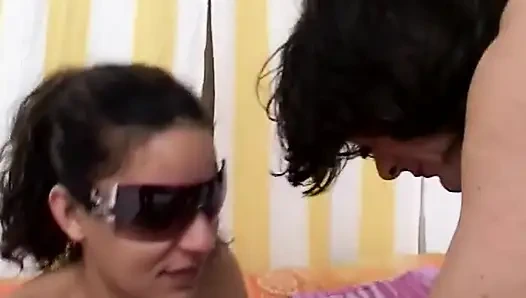 Милфу-брюнетку в солнцезащитных очках трахают и снимают на видео в любительском видео